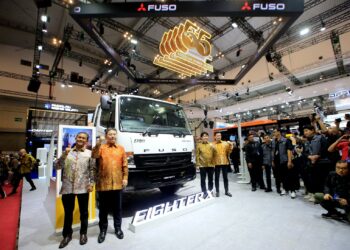 Momen 55 Tahun Mitsubishi Fuso: Hadirkan Truk Mobile Charging eCanter dan Varian Tractor Head Baru di GIIAS