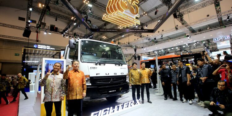 Momen 55 Tahun Mitsubishi Fuso: Hadirkan Truk Mobile Charging eCanter dan Varian Tractor Head Baru di GIIAS