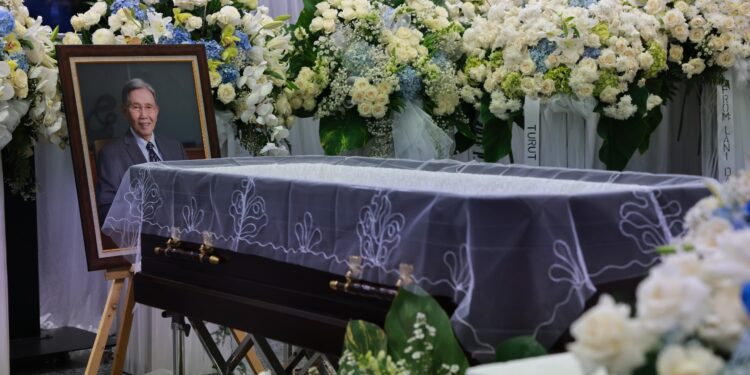 Momen Prabowo Beri Penghormatan Terakhir untuk Kwik Kian Gie: Beliau Banyak Beri Nasihat