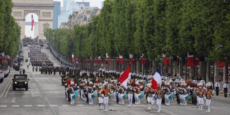 TNI Unjuk Gigi di Bastille Day Prancis: Macron Tepuk Tangan, Prabowo Hormat Mantap