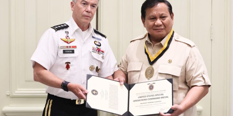 Prabowo Terima Medali Kehormatan USSOCOM atas Dedikasi Kepemimpinan di Bidang Pertahanan