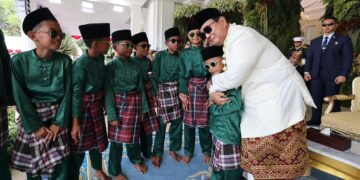 Anak-Anak Pacu Jalur Antusias Bisa Tampil dan Bersalaman dengan Prabowo