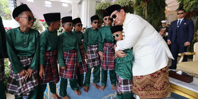 Anak-Anak Pacu Jalur Antusias Bisa Tampil dan Bersalaman dengan Prabowo