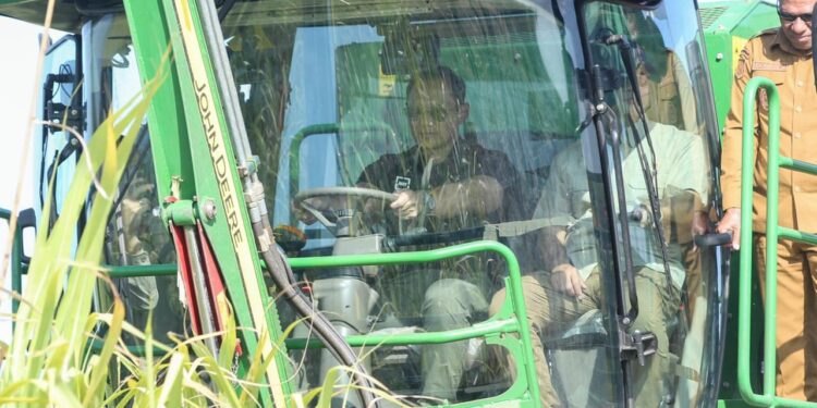 Kunjungan Kerja ke Melolo, Menko AHY Tegaskan Pembangunan Infrastruktur Dasar untuk Sinergi Industri dan Transmigrasi