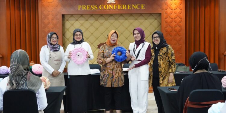 Chunky Knit Pillow: Literasi Jadi Kreasi Tanpa Batas Dari Perpustakaan MPR RI