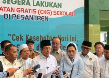 Menag Nasaruddin Umar Tinjau Cek Kesehatan Gratis di Pesantren, Biar Santri Sehat dan Gizi Terjaga, Biar Bisa Jadi Santri Hebat