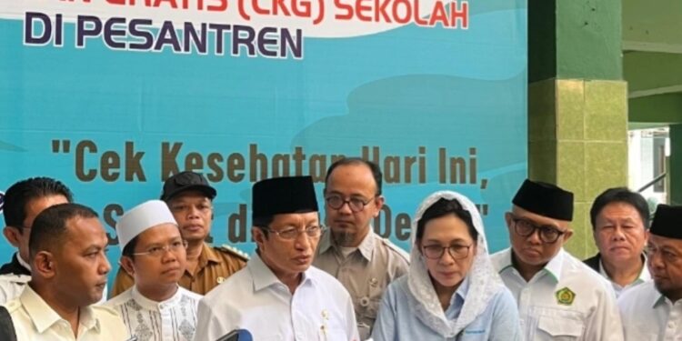 Menag Nasaruddin Umar Tinjau Cek Kesehatan Gratis di Pesantren, Biar Santri Sehat dan Gizi Terjaga, Biar Bisa Jadi Santri Hebat