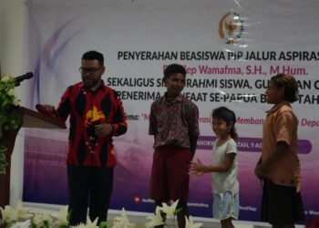 Serahkan Ratusan Beasiswa PIP di Ransiki, Senator Filep Harap Masa Depan Generasi Papua Lebih Baik