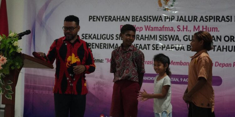 Serahkan Ratusan Beasiswa PIP di Ransiki, Senator Filep Harap Masa Depan Generasi Papua Lebih Baik