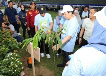 Rayakan Milad ke-48 BKPRMI, Sultan Bagi Hadiah Umroh Untuk Guru Madrasah, Hingga Lakukan Penanaman Pohon di Palu