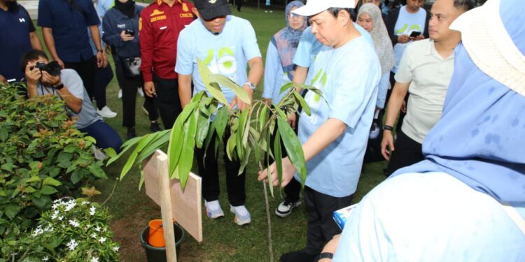 Rayakan Milad ke-48 BKPRMI, Sultan Bagi Hadiah Umroh Untuk Guru Madrasah, Hingga Lakukan Penanaman Pohon di Palu