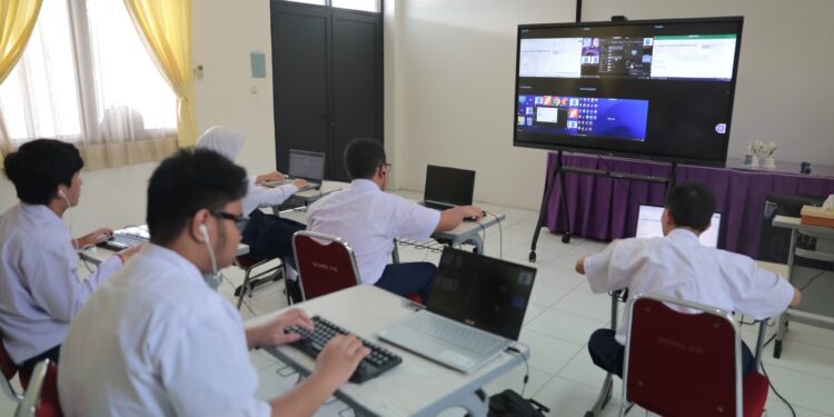 Guru SLB Terkesan dengan Smart Board dari Pemerintah: Negara Perhatikan Akses Disabilitas