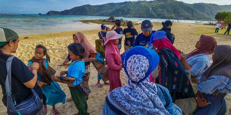 Pedagang Souvenir dan Bocah Penjual Gelang Ikut Gerakkan Ekonomi Mandalika