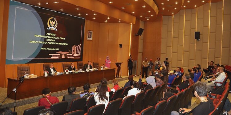 DPR Dengar Aspirasi Serikat Pekerja Ojol, Siap Dorong Payung Hukum Perlindungan Pekerja