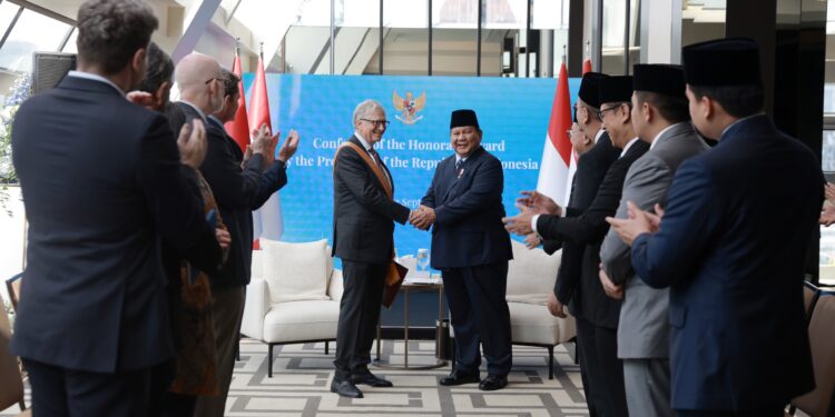 Prabowo Berikan Bintang Jasa Utama ke Bill Gates: Bantuannya untuk Indonesia Luar Biasa