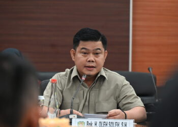 Anggota Komisi I DPR RI, Oleh Soleh, dalam pertemuan Kunjungan Kerja Reses Komisi I DPR RI ke Kodam III Siliwangi di Kota Bandung. Foto: Nadhen/vel.