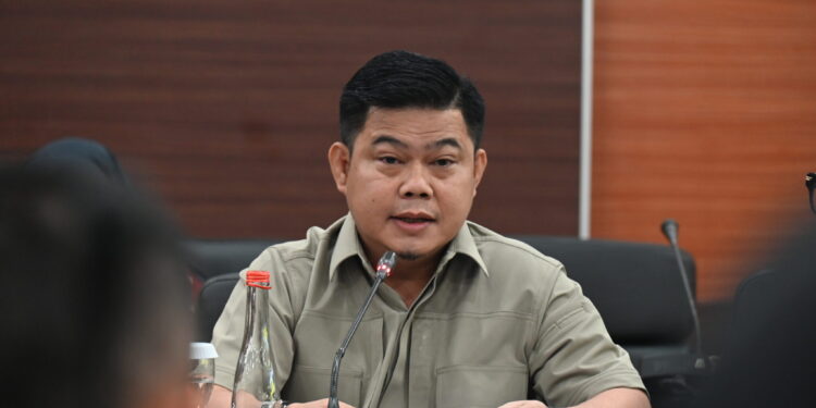 Anggota Komisi I DPR RI, Oleh Soleh, dalam pertemuan Kunjungan Kerja Reses Komisi I DPR RI ke Kodam III Siliwangi di Kota Bandung. Foto: Nadhen/vel.