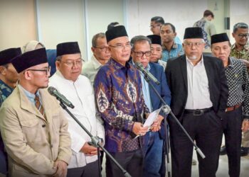 Ketua Komisi VIII DPR RI, Marwan Dasopang konpers didapingin pimpinan dan anggota komisi VIII DPR usai menetapkan rata-rata BPIH tahun 1447 H/2026 M sebesar Rp87.409.365,45 per jemaah di DPR, Jakarta, Rabu (29/10/2025). Foto : Mario/Andri.