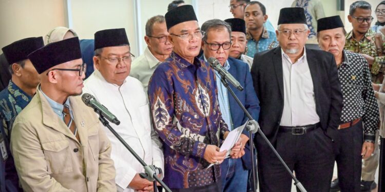 Ketua Komisi VIII DPR RI, Marwan Dasopang konpers didapingin pimpinan dan anggota komisi VIII DPR usai menetapkan rata-rata BPIH tahun 1447 H/2026 M sebesar Rp87.409.365,45 per jemaah di DPR, Jakarta, Rabu (29/10/2025). Foto : Mario/Andri.