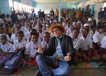 Anggota Komisi X DPR RI Sabam Sinaga saat berinteraksi dengan para siswa dalam kunjungan kerja di Wamena, Papua Pegunungan, Senin (6/10/2025). Foto: Aaron/vel.