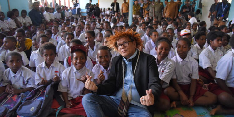Anggota Komisi X DPR RI Sabam Sinaga saat berinteraksi dengan para siswa dalam kunjungan kerja di Wamena, Papua Pegunungan, Senin (6/10/2025). Foto: Aaron/vel.