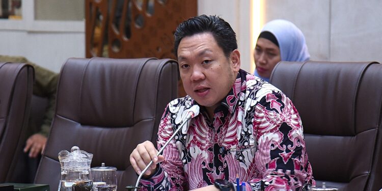 Wakil Ketua Komisi IX DPR RI Charles Honoris dalam audiensi dengan GKIA, CISDI dan JPPI terkait penyampaian pandangan serta Rekomendasi terhadap Program Makan Bergizi Gratis di Gedung Nusantara II, Senayan, Jakarta, Senin (22/9/2025). Foto : Geraldi/Andri.