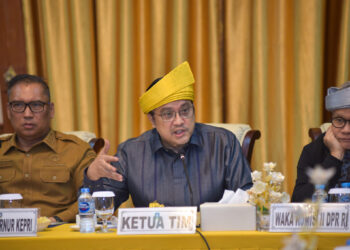 Ketua Tim Kunjungan Spesifik (Kunspek) Komisi II DPR RI, Dede Yusuf, saat memimpin pertemuan di Kantor Gubernur Kepri, Senin (29/9/2025). Foto: Eno/vel.