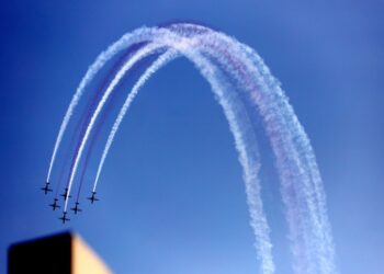 HUT ke-80 TNI: Helikopter dan Jet Tempur Hiasi Langit Jakarta, Warga Sorak Kagum