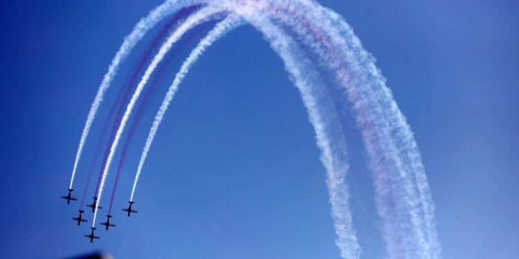 HUT ke-80 TNI: Helikopter dan Jet Tempur Hiasi Langit Jakarta, Warga Sorak Kagum