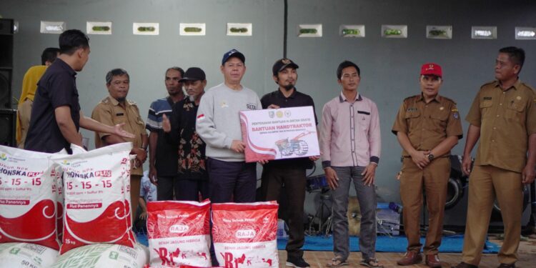 Senator Peduli Ketahanan Pangan: Ketua DPD RI Serahkan Bantuan Alsintan dan Benih Jagung di Kecamatan Padang Jaya