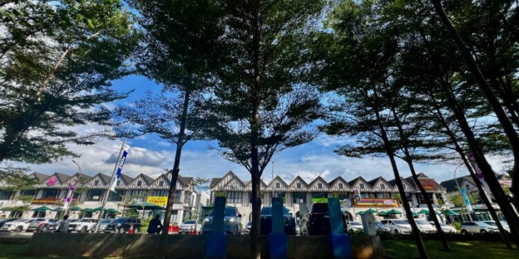 Menikmati Indahnya Pemandangan Hijau saat Pengisian Daya Mobil Listrik di SPKLU PLN Waduk Citra 8