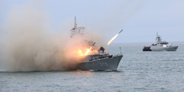 Prabowo Pimpin Inspeksi Armada TNI AL: Utamakan Selalu Pengabdian kepada Rakyat