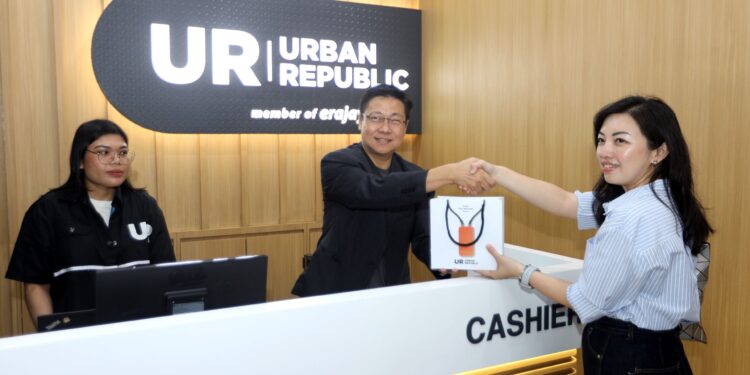 Momen Serah Terima Produk di Urban Republic