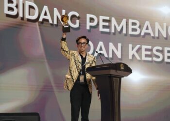 Pemuda Ini Buktikan Inovasi Lokal Bisa Mendunia — Raih DPD Award 2025 Berkat Riset Kesehatan Berbasis Kearifan Lokal