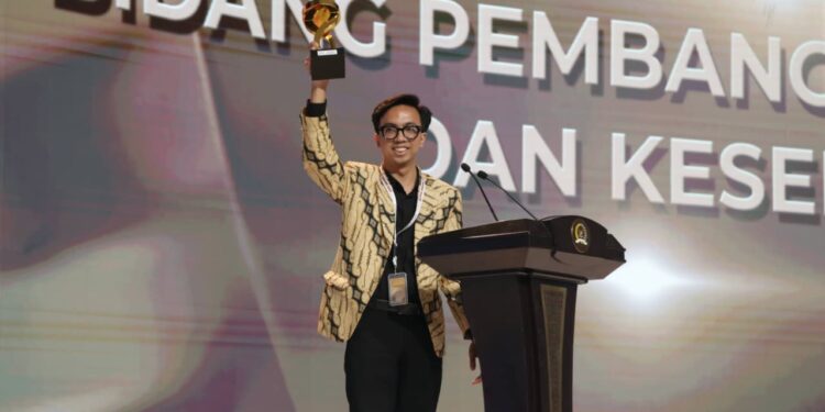 Pemuda Ini Buktikan Inovasi Lokal Bisa Mendunia — Raih DPD Award 2025 Berkat Riset Kesehatan Berbasis Kearifan Lokal
