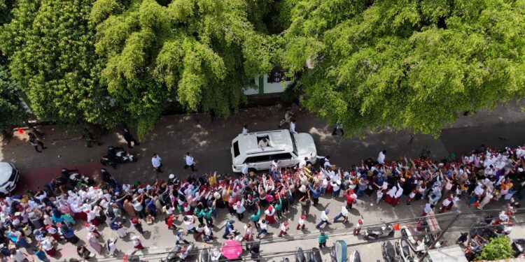 Momen Prabowo Disambut Meriah Penampilan Marching Band Murid di SMPN 4 Kota Bekasi