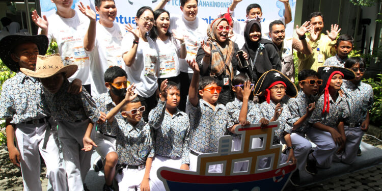 Program ‘Ber-Layar Meraih Cita-Cita’ Hadirkan Fasilitas Pembelajaran Visual ke Sekolah Dasar