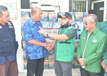 Senator Dedi Iskandar Batubara Serahkan Bantuan Kepada Korban Banjir di Langkat Sumut