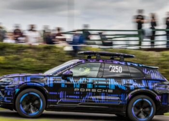 Bentley Siap Guncang Dunia EV! SUV Listrik Mewah Ini Bisa Isi Baterai 100 Mil Cuma 7 Menit