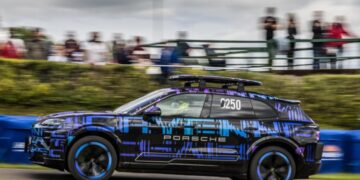 Bentley Siap Guncang Dunia EV! SUV Listrik Mewah Ini Bisa Isi Baterai 100 Mil Cuma 7 Menit