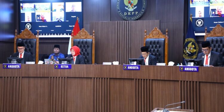 DKPP Jatuhkan Sanksi Tidak Layak Menjadi Penyelenggara Pemilu kepada Anggota Bawaslu Kabupaten Wajo