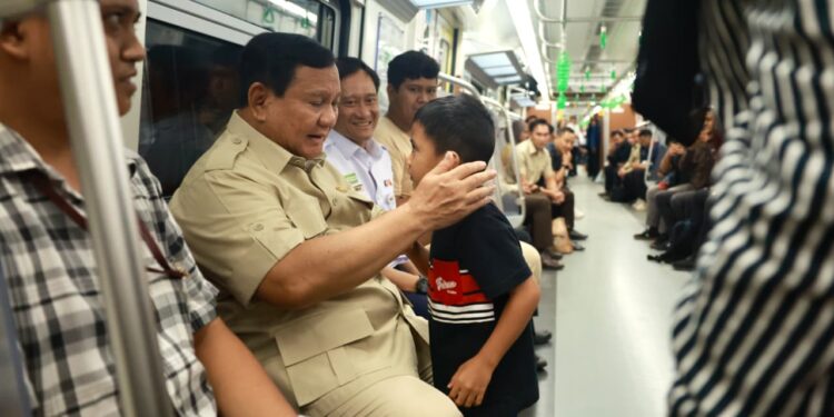 Revitalisasi Stasiun Tanah Abang Diresmikan, Prabowo Naik KRL Bareng Warga