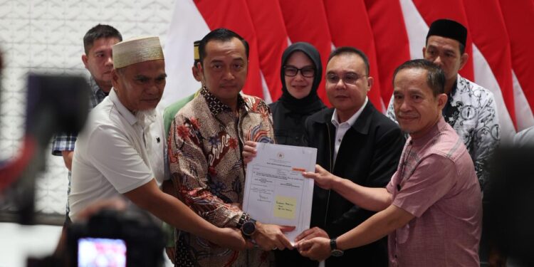 Prabowo Beri Rehabilitasi untuk Dua Guru Luwu Utara, Hak dan Martabat Dipulihkan