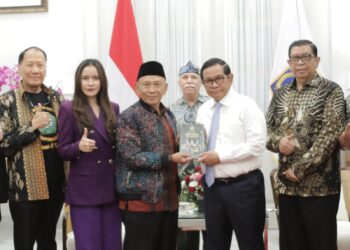 Sambut HDI dan HKSN, DNIKS Dukung Pramono Jadikan Jakarta Model Pelayanan Disabilitas JAKARTA–Gubernur DKI Jakarta Pramono Anung Wibowo bertekad menjadikan Kota Jakarta sebagai role model pelayanan ramah disabilitas. Karena itu, pihaknya mendorong pembangunan ekosistem kota yang inklusif, termasuk dalam sektor layanan publik, hingga akses transportasi. “Sekarang ini di Jakarta, salah satu kota-kota besar di dunia yang memberikan privilege atau spesial untuk kelompok disabilitas untuk berbagai lapisan,” katanya saat menerima Ketua umum DNIKS, A Effendy Choirie berserta jajaran DNIKS terkait rangkaian Pelaksanaan Hari Disabilitas Internasional (HDI) dan Hari Kesetiakawanan Sosial Nasional (HKSN), di Jakarta, Senin (17/11/2025). Hadir mendampingi Pramono, antara lain Asisten Kesejahteraan Rakyat Sekretaris Daerah Provinsi DKI Jakarta Ali Maulana Hakim, Kepala Dinas Pemberdayaan, Perlindungan Anak dan Pengendalian Penduduk Provinsi DKI Jakarta Iin Mutmainnah, Kepala Dinas Sosial Provinsi DKI Jakarta Iqbal Akbarudin. Sementara dari delegasi DNIKS, Waketum Rudi Andries, Dian Novita Susanto, Zarman Syah, Ketua DNIKS Ali Nurdin merangkap Ketua Panitia HDI dan HKSN, Dyah Loretta, A Eko Cahyono, Wasekjen Sentot Janinto, BK3S DKI Jakarta Prof Budiharjo, Rasharul dan Drs Sukarno. “Pemerintah Provinsi (Pemprov) DKI melakukan perbaikan secara bertahap untuk menjamin kemudahan akses disabilitas di seluruh fasilitas transportasi publik,” ujarnya lagi. Lebih jauh Pramono berharap sinergi antara Pemprov DKI Jakarta, organisasi sosial termasuk DNIKS serta dunia usaha untuk terus diperkuat . “Kalau kita serius dan memberikan ruang untuk meningkatkan kemampuan para disabilitas, ini akan membawa kebaikan bagi semua,” terangnya. Pramono juga memberikan keleluasaan kepada masyarakat termasuk Organisasi sosial untuk menggunakan fasilitas milik Pemprov DKI untuk kegiatan umum. “Silahkan DNIKS menggunakan fasilitas halaman dan gedung ini untuk kegiatan Hari Disabilitas Internasional (HDI) nanti, kita dukung kegiatan itu dan tidak ada masalah” jelasnya. Sementara itu, Ketua umum Dewan Nasional Indonesia untuk Kesejahteraan Sosial (DNIKS), Dr A Effendy Choirie mendukung kebijakan Gubernur DKI Jakarta Pramono Anung yang membuat layanan ramah disabilitas. “Saya melihat Pemerintah Provinsi DKI Jakarta sangat komit meningkatkan kualitas hidup penyandang disabilitas dan memastikan hak aksesibilitas terpenuhi,” ujarnya. Gus Choi-sapaan akrabnya menegaskan bahwa DNIKS siap berkolaborasi dengan Pemprov DKI terkait kesejahteraan sosial. Karena itu, program seperti bantuan sosial bisa berjalan tepat sasaran dan penerima manfaat akan diarahkan untuk mandiri melalui program-program pemberdayaan. “Kami berharap setiap tahunnya ada keluarga naik kelas, artinya tidak lagi menerima Bansos, tapi naik menjadi program-program pemberdayaan,” terangnya lagi. Lebih lanjut Gus Choi mengapresiasi langkah Gubernur DKI Jakarta Pramono Anung yang menyediakan fasilitas milik Pemprov untuk menyukseskan Hari Disabilitas Internasional “Tentu kita menyambut baik. Apalagi DNIKS memiliki 35 Organisasi sosial nasional (Orsosnas) yang tergabung di dalamnya. Jadi DNIKS ini semacam KNPI mewadahi semua orsos,” imbuhnya. Gus Choi juga menyinggung soal Data Tunggal Sosial Ekonomi Nasional (DTSEN) menjadi data tunggal pertama di Indonesia yang dikelola oleh BPS dengan pemeringkatan penduduk berdasarkan desil dan dimutakhirkan secara berkala. “Dengan adanya data yang lebih akurat, penyandang disabilitas memiliki peluang lebih besar untuk terdaftar sebagai penerima,” ucapnya. Sedangkan Ketua Panitia HDI dan HKSN, Ali Nurdin menyambut positif dan memberikan apresiasi yang tinggi terhadap Gubernur DKI Jakarta, Pramono Anung yang mendukung pelaksanaan Hari Disabilitas Internasional (HDI) dan Hari Kesetiakawanan Sosial Nasional (HKSN)