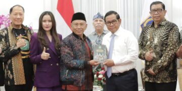 Sambut HDI dan HKSN, DNIKS Dukung Pramono Jadikan Jakarta Model Pelayanan Disabilitas JAKARTA–Gubernur DKI Jakarta Pramono Anung Wibowo bertekad menjadikan Kota Jakarta sebagai role model pelayanan ramah disabilitas. Karena itu, pihaknya mendorong pembangunan ekosistem kota yang inklusif, termasuk dalam sektor layanan publik, hingga akses transportasi. “Sekarang ini di Jakarta, salah satu kota-kota besar di dunia yang memberikan privilege atau spesial untuk kelompok disabilitas untuk berbagai lapisan,” katanya saat menerima Ketua umum DNIKS, A Effendy Choirie berserta jajaran DNIKS terkait rangkaian Pelaksanaan Hari Disabilitas Internasional (HDI) dan Hari Kesetiakawanan Sosial Nasional (HKSN), di Jakarta, Senin (17/11/2025). Hadir mendampingi Pramono, antara lain Asisten Kesejahteraan Rakyat Sekretaris Daerah Provinsi DKI Jakarta Ali Maulana Hakim, Kepala Dinas Pemberdayaan, Perlindungan Anak dan Pengendalian Penduduk Provinsi DKI Jakarta Iin Mutmainnah, Kepala Dinas Sosial Provinsi DKI Jakarta Iqbal Akbarudin. Sementara dari delegasi DNIKS, Waketum Rudi Andries, Dian Novita Susanto, Zarman Syah, Ketua DNIKS Ali Nurdin merangkap Ketua Panitia HDI dan HKSN, Dyah Loretta, A Eko Cahyono, Wasekjen Sentot Janinto, BK3S DKI Jakarta Prof Budiharjo, Rasharul dan Drs Sukarno. “Pemerintah Provinsi (Pemprov) DKI melakukan perbaikan secara bertahap untuk menjamin kemudahan akses disabilitas di seluruh fasilitas transportasi publik,” ujarnya lagi. Lebih jauh Pramono berharap sinergi antara Pemprov DKI Jakarta, organisasi sosial termasuk DNIKS serta dunia usaha untuk terus diperkuat . “Kalau kita serius dan memberikan ruang untuk meningkatkan kemampuan para disabilitas, ini akan membawa kebaikan bagi semua,” terangnya. Pramono juga memberikan keleluasaan kepada masyarakat termasuk Organisasi sosial untuk menggunakan fasilitas milik Pemprov DKI untuk kegiatan umum. “Silahkan DNIKS menggunakan fasilitas halaman dan gedung ini untuk kegiatan Hari Disabilitas Internasional (HDI) nanti, kita dukung kegiatan itu dan tidak ada masalah” jelasnya. Sementara itu, Ketua umum Dewan Nasional Indonesia untuk Kesejahteraan Sosial (DNIKS), Dr A Effendy Choirie mendukung kebijakan Gubernur DKI Jakarta Pramono Anung yang membuat layanan ramah disabilitas. “Saya melihat Pemerintah Provinsi DKI Jakarta sangat komit meningkatkan kualitas hidup penyandang disabilitas dan memastikan hak aksesibilitas terpenuhi,” ujarnya. Gus Choi-sapaan akrabnya menegaskan bahwa DNIKS siap berkolaborasi dengan Pemprov DKI terkait kesejahteraan sosial. Karena itu, program seperti bantuan sosial bisa berjalan tepat sasaran dan penerima manfaat akan diarahkan untuk mandiri melalui program-program pemberdayaan. “Kami berharap setiap tahunnya ada keluarga naik kelas, artinya tidak lagi menerima Bansos, tapi naik menjadi program-program pemberdayaan,” terangnya lagi. Lebih lanjut Gus Choi mengapresiasi langkah Gubernur DKI Jakarta Pramono Anung yang menyediakan fasilitas milik Pemprov untuk menyukseskan Hari Disabilitas Internasional “Tentu kita menyambut baik. Apalagi DNIKS memiliki 35 Organisasi sosial nasional (Orsosnas) yang tergabung di dalamnya. Jadi DNIKS ini semacam KNPI mewadahi semua orsos,” imbuhnya. Gus Choi juga menyinggung soal Data Tunggal Sosial Ekonomi Nasional (DTSEN) menjadi data tunggal pertama di Indonesia yang dikelola oleh BPS dengan pemeringkatan penduduk berdasarkan desil dan dimutakhirkan secara berkala. “Dengan adanya data yang lebih akurat, penyandang disabilitas memiliki peluang lebih besar untuk terdaftar sebagai penerima,” ucapnya. Sedangkan Ketua Panitia HDI dan HKSN, Ali Nurdin menyambut positif dan memberikan apresiasi yang tinggi terhadap Gubernur DKI Jakarta, Pramono Anung yang mendukung pelaksanaan Hari Disabilitas Internasional (HDI) dan Hari Kesetiakawanan Sosial Nasional (HKSN)