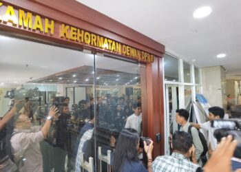 Aliansi Masyarakat Pemantau Konstitusi Laporkan Komisi III DPR ke MKD soal Dugaan Ijazah Palsu Hakim MK Arsul Sani