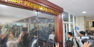 Aliansi Masyarakat Pemantau Konstitusi Laporkan Komisi III DPR ke MKD soal Dugaan Ijazah Palsu Hakim MK Arsul Sani