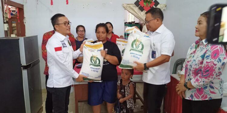 Didampingi Pimwil Bulog Sulut-Go, Senator Stefa Monev Bantuan Pangan
