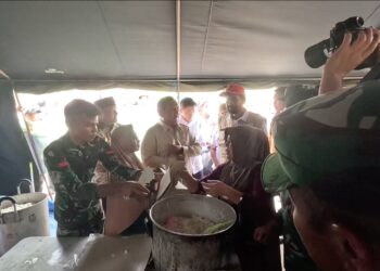 Momen Prabowo Makan Masakan Warga Pengungsi Saat Cek Dapur di Aceh, Pastikan Gizi Dan Kelayakan