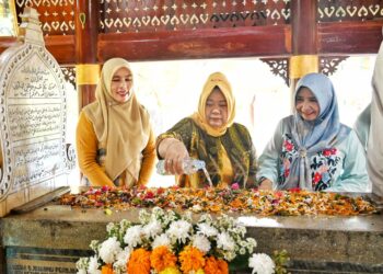 Siti Fauziah Ziarah Ke Makam Cut Nyak Dien